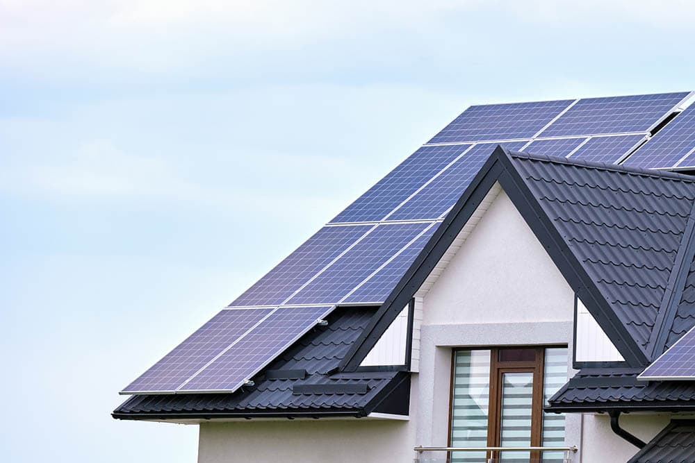 how many solar panels do you need to power a home, photo of a roof with solar panels